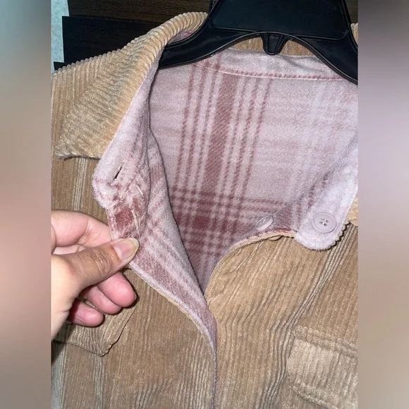 Xl. Reversible Shacket. Soft tan corduroy - Picture 4 of 5